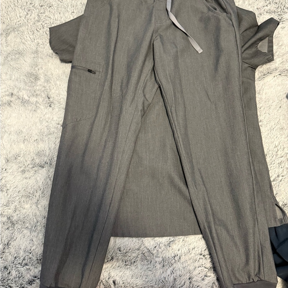 Figs Women Small Petite Zamora Joggers & Small Shirt
